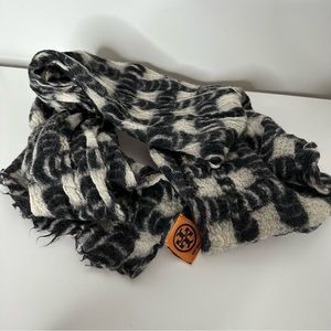 Tory Burch Scarf Abstract Print 100% Wool Multifunctional 59in X 20in